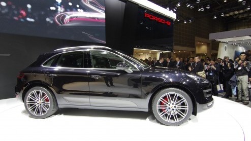 Porsche Macan maakt debuut in Tokio en Los Angeles. Begin april 2014 in Nederlandse showrooms. Prijzen vanaf 75 mille.