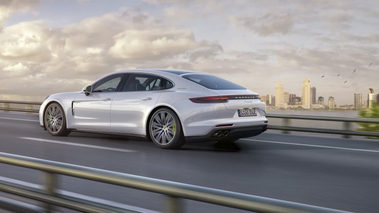 Porsche introduceert nieuwe Panamera Executive met 15 cm verlengde wielbasis. Hij is ook uit te rusten met de nieuwe V6-turbomotor, goed voor 330 pk.