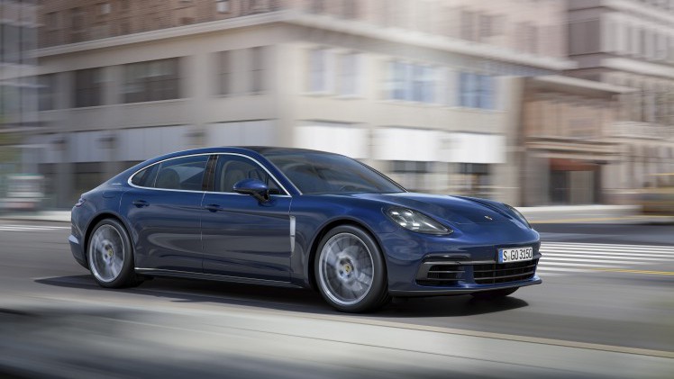 Porsche introduceert nieuwe Panamera Executive met 15 cm verlengde wielbasis. Hij is ook uit te rusten met de nieuwe V6-turbomotor, goed voor 330 pk.