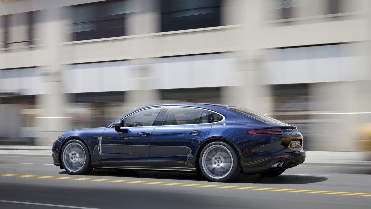 Porsche introduceert nieuwe Panamera Executive met 15 cm verlengde wielbasis. Hij is ook uit te rusten met de nieuwe V6-turbomotor, goed voor 330 pk.