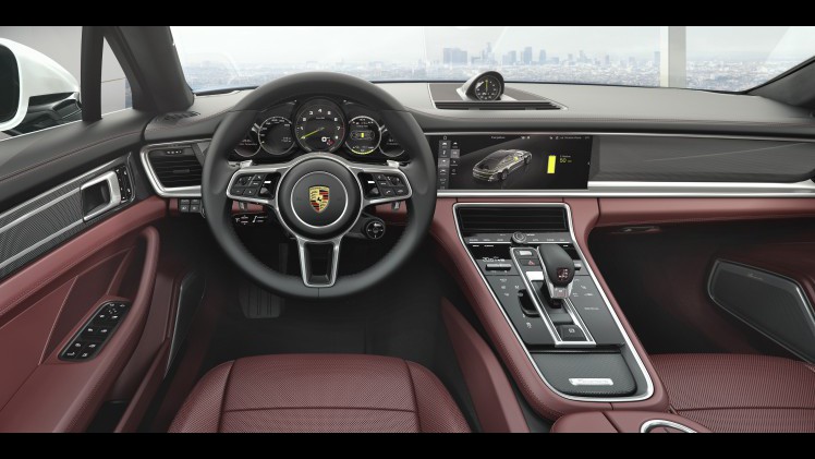 Porsche introduceert nieuwe Panamera Executive met 15 cm verlengde wielbasis. Hij is ook uit te rusten met de nieuwe V6-turbomotor, goed voor 330 pk.