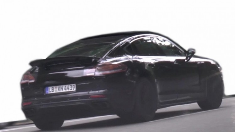 Nieuwe Porsche Panamera gesignaleerd op spy video. In 2016 komt het productiemodel op de markt.