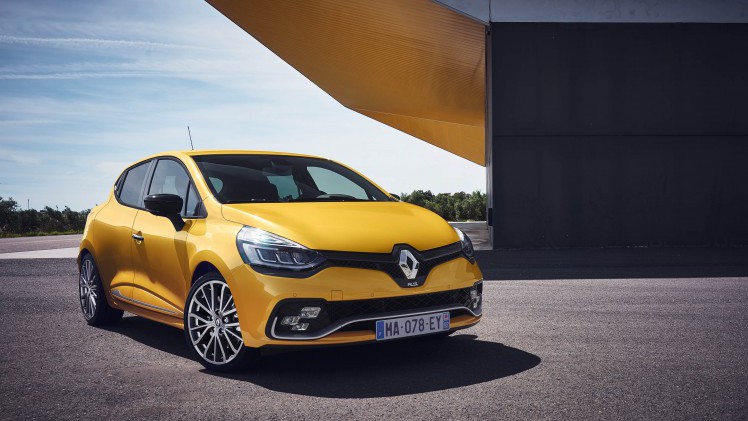 De facelift van de Clio IV geeft ook de Renault Clio R.S. een nieuw uiterlijk. De hot hatch is verkrijgbaar met 200 pk of 220 pk en staat optioneel voor de deur met Akrapovic-uitlaat.