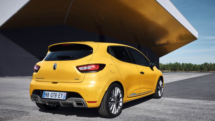 De facelift van de Clio IV geeft ook de Renault Clio R.S. een nieuw uiterlijk. De hot hatch is verkrijgbaar met 200 pk of 220 pk en staat optioneel voor de deur met Akrapovic-uitlaat.