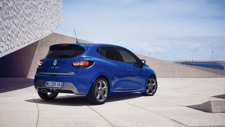De facelift van de Clio IV geeft ook de Renault Clio R.S. een nieuw uiterlijk. De hot hatch is verkrijgbaar met 200 pk of 220 pk en staat optioneel voor de deur met Akrapovic-uitlaat.