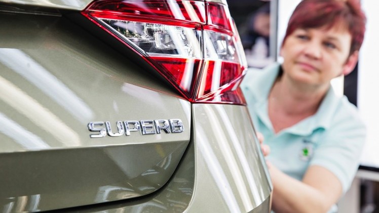 Skoda Superb Combi introductie is onderweg. De stationwagon van het nieuwe vlaggenschip werd gesignaleerd op video.