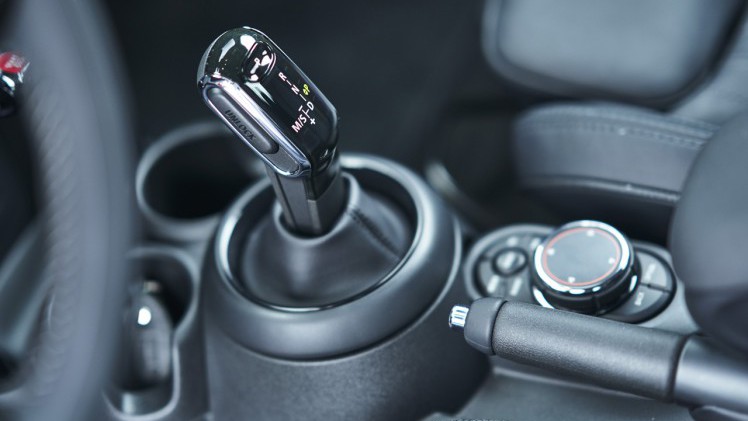 Mini vervangt de bestaande zestraps Steptronic automaten in drie modellen voor exemplaren met extra overbrengingen.