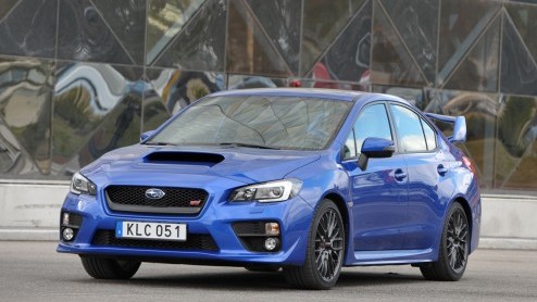 Test nieuwe Subaru WRX STI. We hebben gereden met de Subaru WRX STI Sport Executive met 2,5 liter turbo boxermotor, goed voor 300 pk en meer dan 400 Nm.