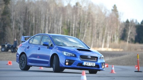Test nieuwe Subaru WRX STI. We hebben gereden met de Subaru WRX STI Sport Executive met 2,5 liter turbo boxermotor, goed voor 300 pk en meer dan 400 Nm.