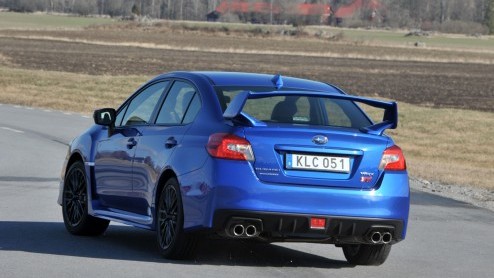 Test nieuwe Subaru WRX STI. We hebben gereden met de Subaru WRX STI Sport Executive met 2,5 liter turbo boxermotor, goed voor 300 pk en meer dan 400 Nm.