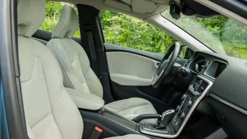 Volvo ruilt de V40 T5 vijfcilinder om voor de nieuwe T5 viercilinder. Iets minder vermogen, iets minder snel, maar wel voordeliger.