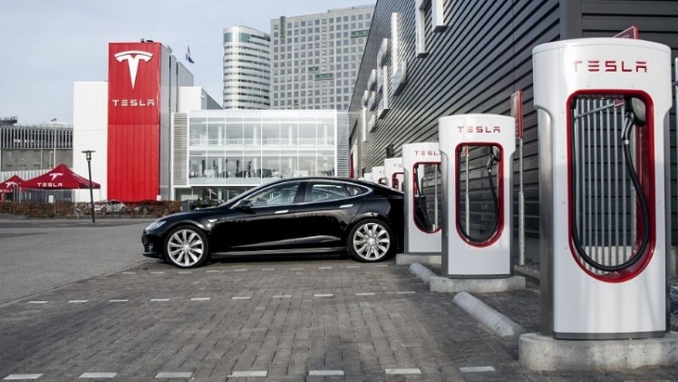 Tesla Model S 70D is nieuwe instapper voor de Model S reeks met standaard vierwielaandrijving en gratis Supercharger laden.