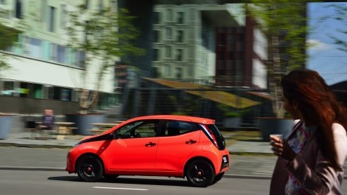 Rijtest/Autotest nieuwe Toyota Aygo 2014. De populaire stadsauto van de Japanners is helemaal nieuw ontwikkeld en stelt zich vrolijk op met veel, maar goedkope personaliseringsmogelijkheden.
