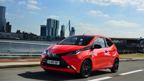 Rijtest/Autotest nieuwe Toyota Aygo 2014. De populaire stadsauto van de Japanners is helemaal nieuw ontwikkeld en stelt zich vrolijk op met veel, maar goedkope personaliseringsmogelijkheden.