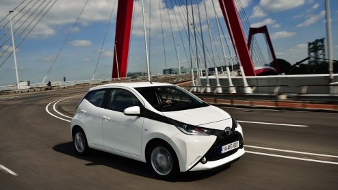 Rijtest/Autotest nieuwe Toyota Aygo 2014. De populaire stadsauto van de Japanners is helemaal nieuw ontwikkeld en stelt zich vrolijk op met veel, maar goedkope personaliseringsmogelijkheden.