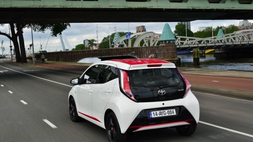 Rijtest/Autotest nieuwe Toyota Aygo 2014. De populaire stadsauto van de Japanners is helemaal nieuw ontwikkeld en stelt zich vrolijk op met veel, maar goedkope personaliseringsmogelijkheden.