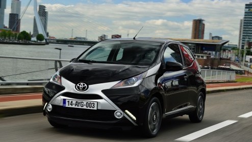 Rijtest/Autotest nieuwe Toyota Aygo 2014. De populaire stadsauto van de Japanners is helemaal nieuw ontwikkeld en stelt zich vrolijk op met veel, maar goedkope personaliseringsmogelijkheden.