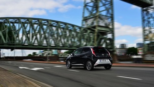 Rijtest/Autotest nieuwe Toyota Aygo 2014. De populaire stadsauto van de Japanners is helemaal nieuw ontwikkeld en stelt zich vrolijk op met veel, maar goedkope personaliseringsmogelijkheden.