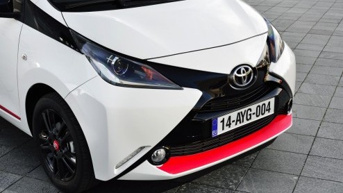 Rijtest/Autotest nieuwe Toyota Aygo 2014. De populaire stadsauto van de Japanners is helemaal nieuw ontwikkeld en stelt zich vrolijk op met veel, maar goedkope personaliseringsmogelijkheden.