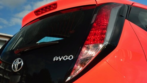 Rijtest/Autotest nieuwe Toyota Aygo 2014. De populaire stadsauto van de Japanners is helemaal nieuw ontwikkeld en stelt zich vrolijk op met veel, maar goedkope personaliseringsmogelijkheden.