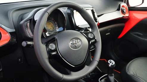 Rijtest/Autotest nieuwe Toyota Aygo 2014. De populaire stadsauto van de Japanners is helemaal nieuw ontwikkeld en stelt zich vrolijk op met veel, maar goedkope personaliseringsmogelijkheden.