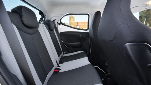 Rijtest/Autotest nieuwe Toyota Aygo 2014. De populaire stadsauto van de Japanners is helemaal nieuw ontwikkeld en stelt zich vrolijk op met veel, maar goedkope personaliseringsmogelijkheden.