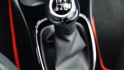 Rijtest/Autotest nieuwe Toyota Aygo 2014. De populaire stadsauto van de Japanners is helemaal nieuw ontwikkeld en stelt zich vrolijk op met veel, maar goedkope personaliseringsmogelijkheden.