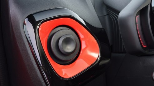 Rijtest/Autotest nieuwe Toyota Aygo 2014. De populaire stadsauto van de Japanners is helemaal nieuw ontwikkeld en stelt zich vrolijk op met veel, maar goedkope personaliseringsmogelijkheden.