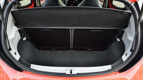 Rijtest/Autotest nieuwe Toyota Aygo 2014. De populaire stadsauto van de Japanners is helemaal nieuw ontwikkeld en stelt zich vrolijk op met veel, maar goedkope personaliseringsmogelijkheden.