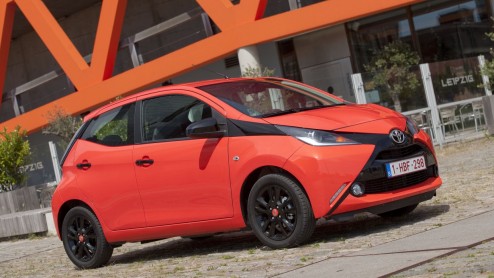 Rijtest/Autotest nieuwe Toyota Aygo 2014. De populaire stadsauto van de Japanners is helemaal nieuw ontwikkeld en stelt zich vrolijk op met veel, maar goedkope personaliseringsmogelijkheden.