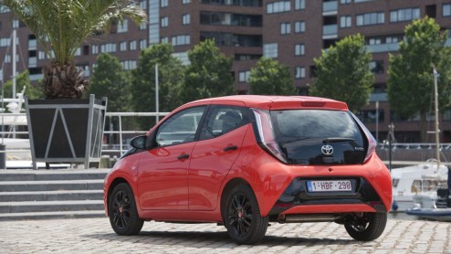 Rijtest/Autotest nieuwe Toyota Aygo 2014. De populaire stadsauto van de Japanners is helemaal nieuw ontwikkeld en stelt zich vrolijk op met veel, maar goedkope personaliseringsmogelijkheden.