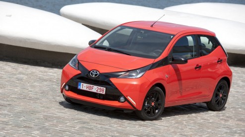 Rijtest/Autotest nieuwe Toyota Aygo 2014. De populaire stadsauto van de Japanners is helemaal nieuw ontwikkeld en stelt zich vrolijk op met veel, maar goedkope personaliseringsmogelijkheden.