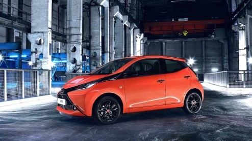 Nieuwe Toyota Aygo onthuld en vanaf juli in Nederland met kenmerkend X-design front en een zuinige 1.0 liter met 14% bijtelling.