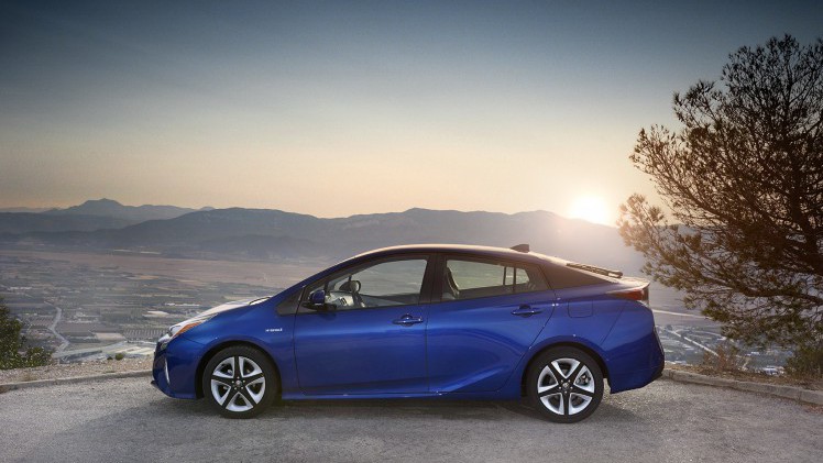 Autotest nieuwe Toyota Prius. De zuinigste auto zonder stekker ter wereld is de hybride Toyota Prius. We reden met de vierde generatie en die blijkt over veel meer kwaliteiten te beschikken.