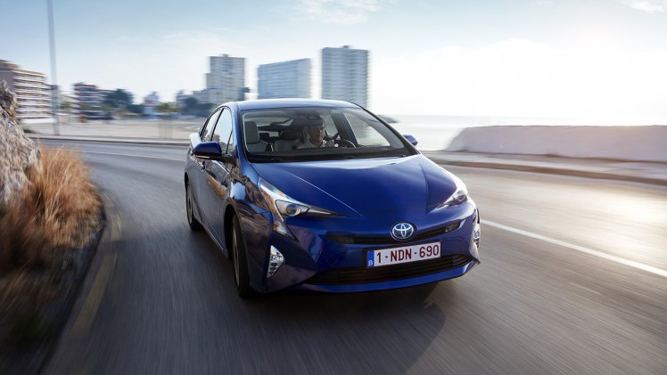 Autotest nieuwe Toyota Prius. De zuinigste auto zonder stekker ter wereld is de hybride Toyota Prius. We reden met de vierde generatie en die blijkt over veel meer kwaliteiten te beschikken.