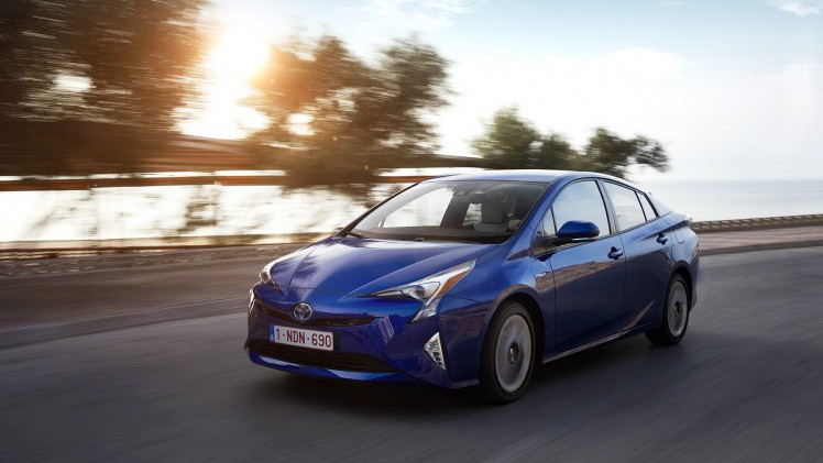 Autotest nieuwe Toyota Prius. De zuinigste auto zonder stekker ter wereld is de hybride Toyota Prius. We reden met de vierde generatie en die blijkt over veel meer kwaliteiten te beschikken.