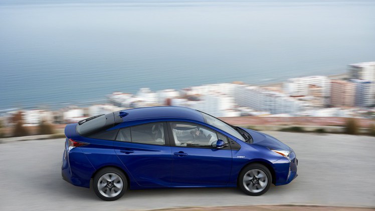Autotest nieuwe Toyota Prius. De zuinigste auto zonder stekker ter wereld is de hybride Toyota Prius. We reden met de vierde generatie en die blijkt over veel meer kwaliteiten te beschikken.