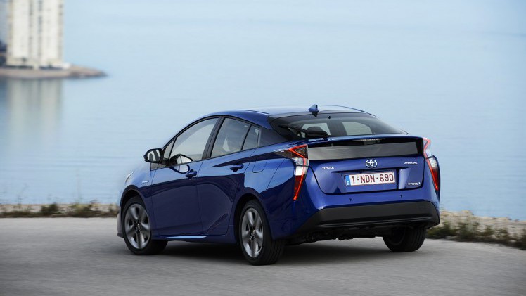 Autotest nieuwe Toyota Prius. De zuinigste auto zonder stekker ter wereld is de hybride Toyota Prius. We reden met de vierde generatie en die blijkt over veel meer kwaliteiten te beschikken.