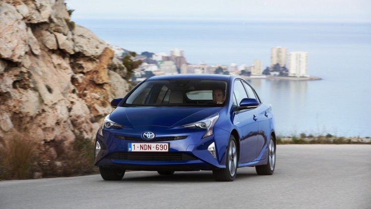 Autotest nieuwe Toyota Prius. De zuinigste auto zonder stekker ter wereld is de hybride Toyota Prius. We reden met de vierde generatie en die blijkt over veel meer kwaliteiten te beschikken.