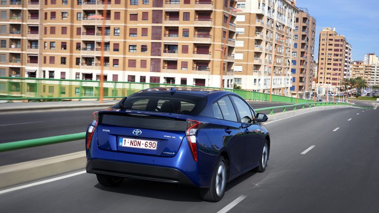 Autotest nieuwe Toyota Prius. De zuinigste auto zonder stekker ter wereld is de hybride Toyota Prius. We reden met de vierde generatie en die blijkt over veel meer kwaliteiten te beschikken.