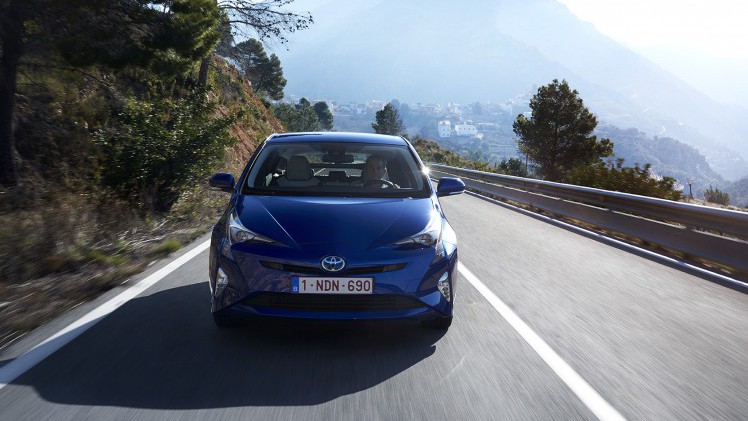 Autotest nieuwe Toyota Prius. De zuinigste auto zonder stekker ter wereld is de hybride Toyota Prius. We reden met de vierde generatie en die blijkt over veel meer kwaliteiten te beschikken.