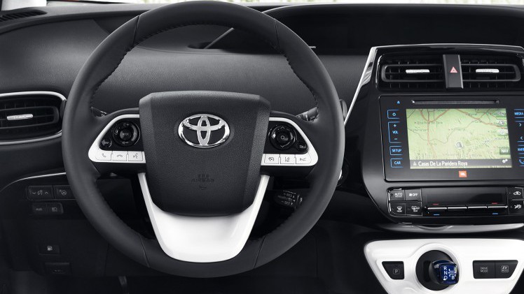Autotest nieuwe Toyota Prius. De zuinigste auto zonder stekker ter wereld is de hybride Toyota Prius. We reden met de vierde generatie en die blijkt over veel meer kwaliteiten te beschikken.