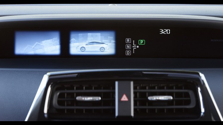 Autotest nieuwe Toyota Prius. De zuinigste auto zonder stekker ter wereld is de hybride Toyota Prius. We reden met de vierde generatie en die blijkt over veel meer kwaliteiten te beschikken.