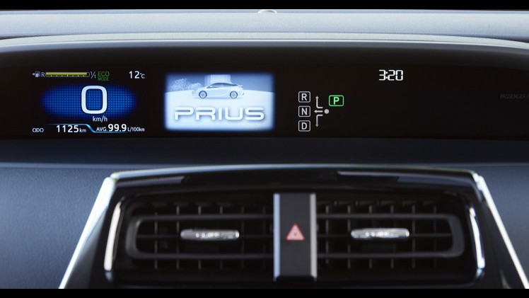 Autotest nieuwe Toyota Prius. De zuinigste auto zonder stekker ter wereld is de hybride Toyota Prius. We reden met de vierde generatie en die blijkt over veel meer kwaliteiten te beschikken.