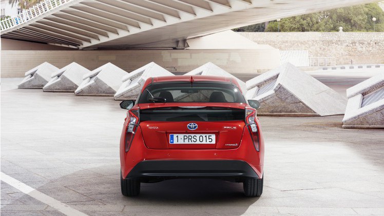 Richtprijs en verbruik nieuwe Toyota Prius bekend. De zuinigste hybride ter wereld begint onder de 30.000 euro en komt in februari 2016 naar Europa.