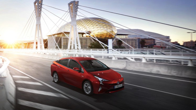 Richtprijs en verbruik nieuwe Toyota Prius bekend. De zuinigste hybride ter wereld begint onder de 30.000 euro en komt in februari 2016 naar Europa.