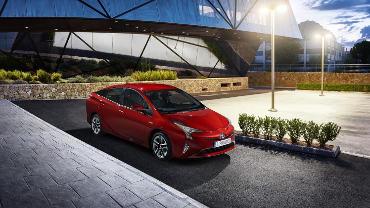 Richtprijs en verbruik nieuwe Toyota Prius bekend. De zuinigste hybride ter wereld begint onder de 30.000 euro en komt in februari 2016 naar Europa.