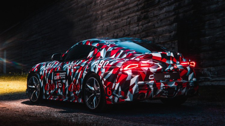 Toyota heeft de nieuwe Supra gereed, maar toont het model nog in camouflagekleuren.