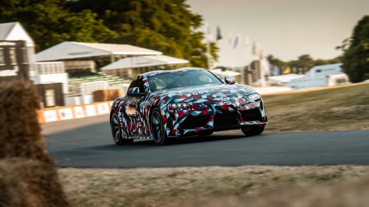 Toyota heeft de nieuwe Supra gereed, maar toont het model nog in camouflagekleuren.