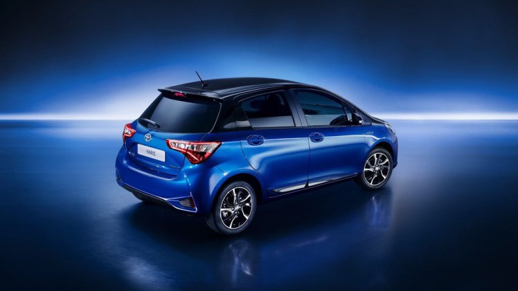 We maakten als kennis met de vernieuwde Toyota Yaris in sportuitvoering, maar nu is ook de standaardversie tot in detail onthuld. De vanafprijs blijft hetzelfde.